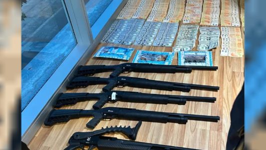 Por evasión, allanaron 13 locales de una cadena que vende empanadas y encontraron escopetas