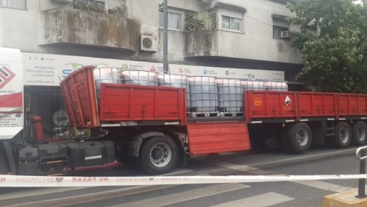 Derrame químico en Villa Devoto: por una mala maniobra, un camión volcó mil litros de líquido corrosivo
