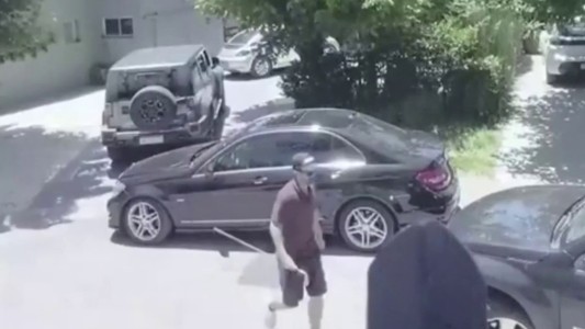 Locura total: una discusión en un country terminó con un palo de golf atravesando un parabrisas