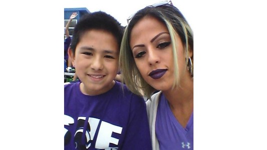 Madre soltera se disfraza de hombre para hacer actividad exclusiva de padres con su hijo