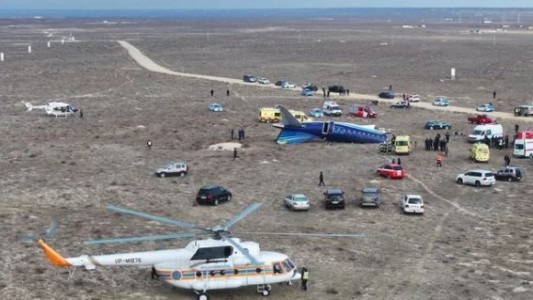 Se estrelló un avión de pasajeros de Azerbaijan Airlines en Kazajistán