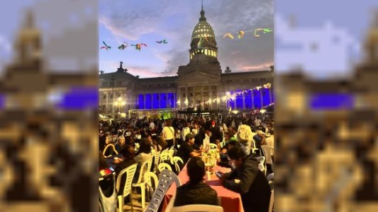 La cena navideña frente al Congreso albergó a decenas de personas en situación de calle