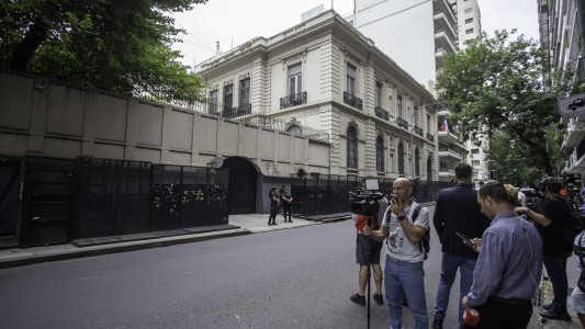 La Embajada de Rusia denunció una "grave violación del derecho internacional" tras el escándalo de sus diplomáticos