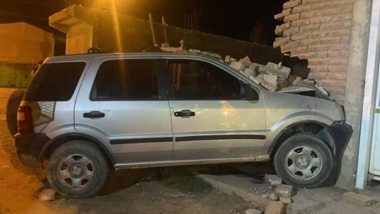 Desnudos y borrachos, chocaron contra el frente de una casa durante los festejos de Navidad en Neuquén