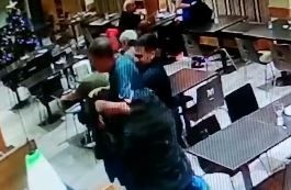 Video: Un mozo le salvó la vida a un comensal que se atragantó con la comida