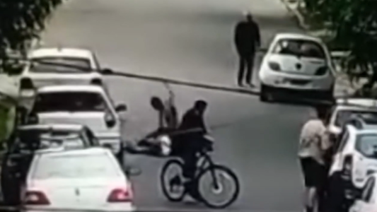 Le negaron el ingreso a una fiesta a un adolescente y empezó a los turos