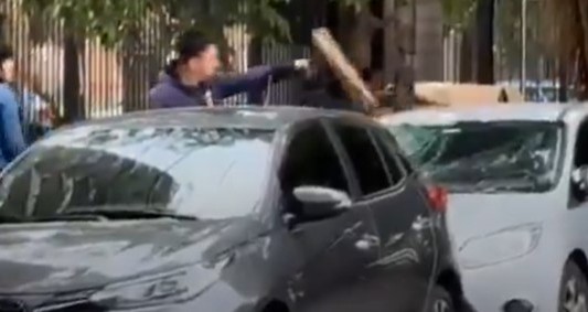 Le dejaron un auto frente a su garaje y lo destrozó a palazos