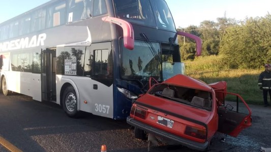 Una pareja falleció tras chocar contra un micro en Córdoba: su hijo de 10 años está vivo de milagro