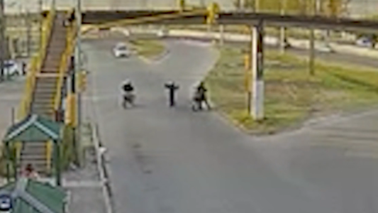 Tiros y pánico en la parada: policía mató al ladrón que quiso robarle