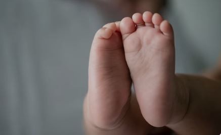 Una beba murió luego de que un hombre la arrojara y golpeara en el piso porque no dejaba de llorar