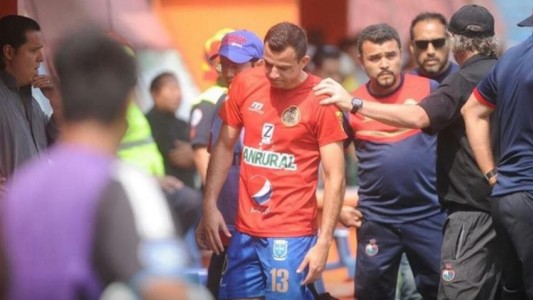 En pleno partido, futbolista se entera a través de un rival sobre la muerte de su madre