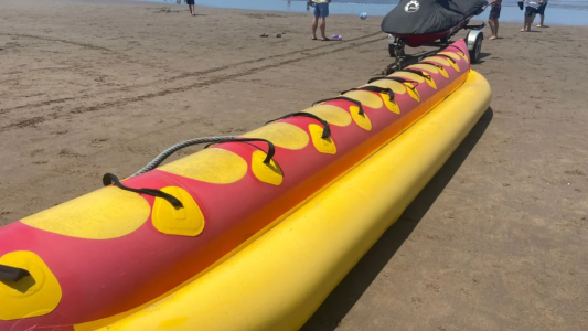 Mar del Plata 2025: cuánto cuesta este año el paseo en banana en la playa