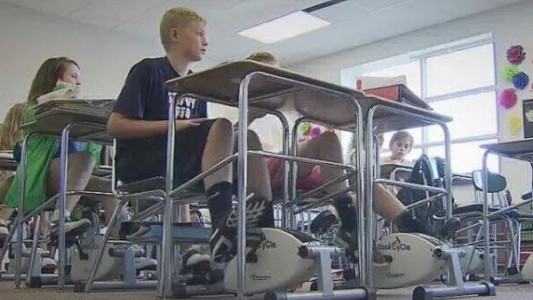 Una maestra instala bicicletas debajo de los pupitres y logra que sus alumnos se concentren