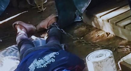 Una mujer vivía encadenada a la cucha de su perro y su madre dijo que no es "maltratadora"