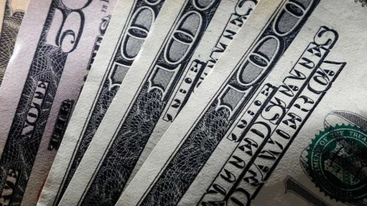 La cotización del dólar blue cayó a $1.215 en la primera rueda del año