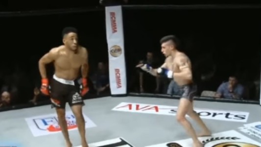 Video: se burlaba del adversario en plena pelea y terminó noqueado