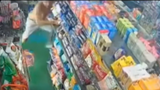 Trapitos se enfrentaron a cuchillazos, se metieron en un comercio y siguieron la pelea