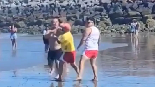 Echaron a los guardavidas que se pelearon con un turista en la playa