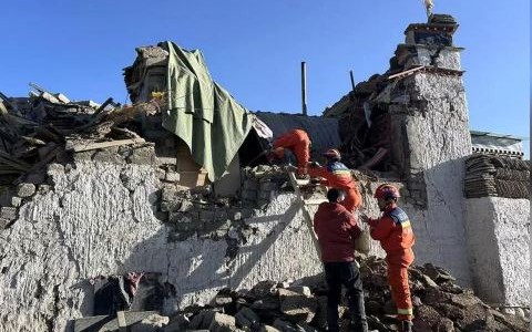 Tragedia en China: 95 muertos y 130 heridos por un terremoto de magnitud 6,8