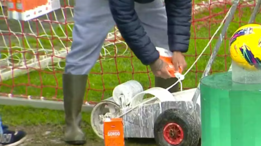 Video: se quedaron sin cal y pintaron las líneas de la cancha de fútbol con leche