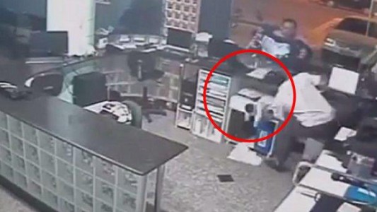 El recepcionista que atajó con una mano a un bebé que el padre dejó caer