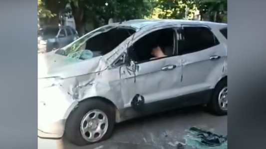 Chocó, volcó y se quedó dormido en el auto