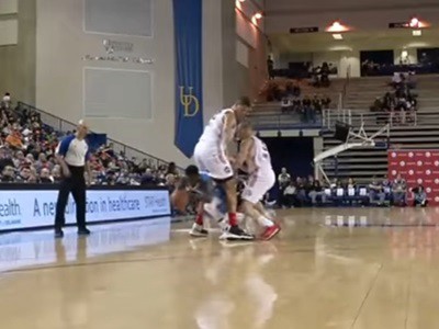 Insólita jugada en la NBA: un "petiso" pasó entre las piernas de un "gigante"