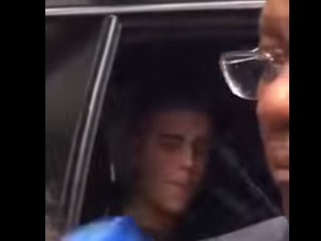 Justin Bieber polémico: tiró al piso una bandera argentina