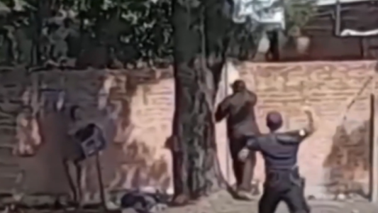 Video: policía evitó el robo a piedrazos