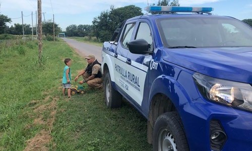 Tiene dos años, se fue de su casa y la Policía lo encontró a dos kilómetros