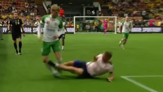 Partido amistoso: patada criminal de Podolski que luego insultó al rival