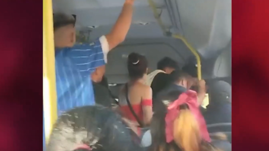 Locura en el colectivo: pelea, piñas y piedrazos