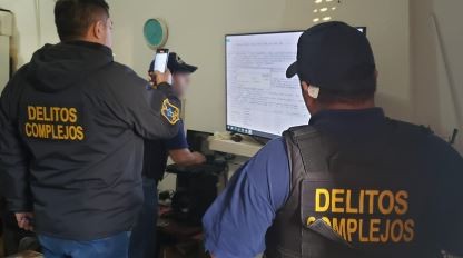 La Plata: le robaron a un policía bonaerense y se llevaron elementos clave para investigaciones