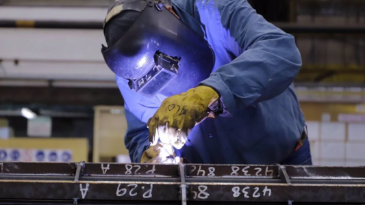 Trabajadores metalúrgicos acordaron un aumento salarial en línea con el pedido del Gobierno