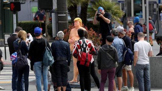 Robaron la estatua de Trump desnudo