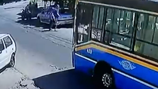 Chofer de colectivo intentó ayudar a una victima de robo, los ladrones le dispararon y mataron a una pasajera