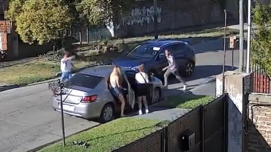 Gritos de terror en Llavallol: delincuentes le robaron el auto a una pareja y una mujer casi termina atropellada