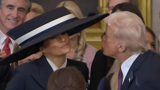 Los memes por el sombrero antibeso de Melania Trump