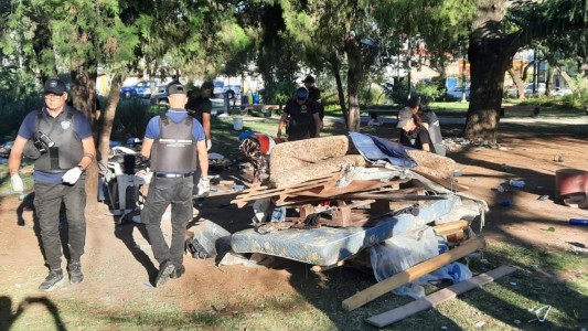 Córdoba: Desalojaron a diez personas que dormían en “chozas” en Plaza de las Américas