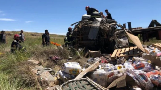 Tres muertos por un brutal choque entre un auto y un camión en Tandil