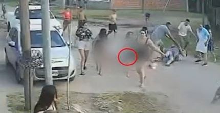 Lo mataron por una deuda y quemaron colectivos