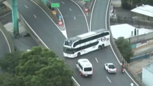 Micro ingresó a contramano en la Autopista 25 de Mayo: fuerte multa a la empresa