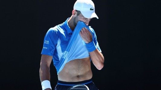 Djokovic abandonó la semifinal del Abierto de Australia lesionado y entre silbidos