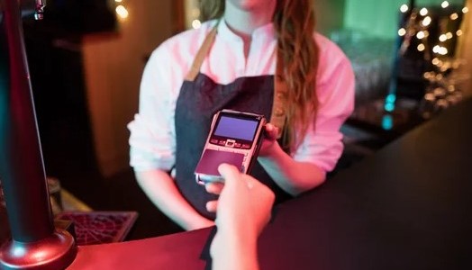 Detuvieron a una bartender que cobraba los tragos del boliche con su propio posnet y se quedaba con la plata