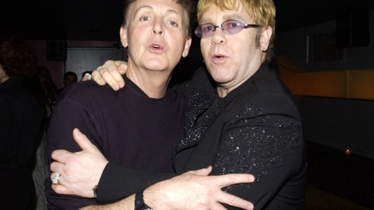 Paul McCartney y Elton John piden al gobierno británico que proteja a los artistas de la IA