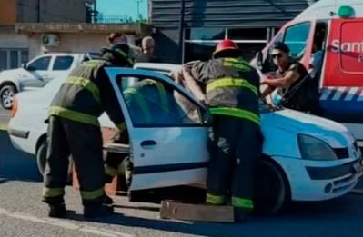 Un ciclista de 14 años fue embestido por un automóvil y terminó incrustado en el parabrisas