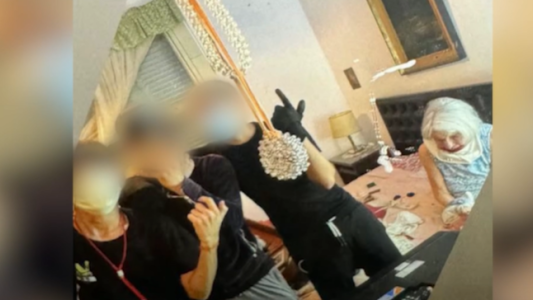 Asaltaron a una jubilada en su casa, se sacaron una foto de con ella maniatada y la publicaron