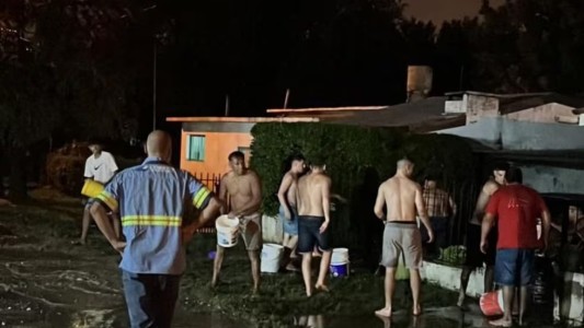 Un grupo de jóvenes ayudaron a una familia durante la inundación en Calamuchita mientras iban a bailar