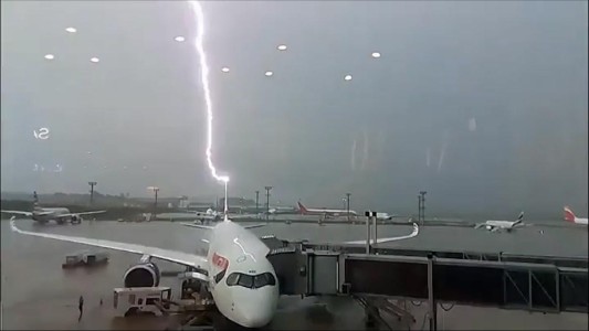 El impresionante momento en el que un rayo impacta en un avión en Brasil