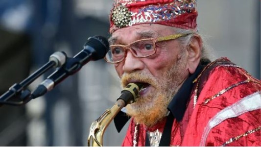 A los 100 años, un saxofonista de jazz lanza su primer disco solista